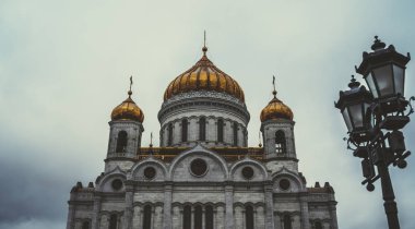 Rusya 'daki bir Hıristiyan tapınağının altın kubbeleri, tam uzunlukta bir tapınak. Hristiyan Kilisesi, Rus ruhani ve dini mimari geleneği ve Ortodoksluğun bir anıtıdır..