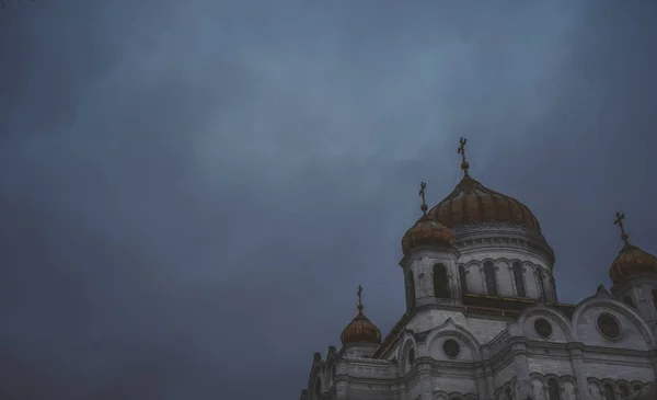 Domes douradas de um templo cristão na Rússia contra o céu cinzento. A Igreja da Igreja Cristã é um monumento da tradição arquitetônica espiritual e religiosa russa e da Ortodoxia. — Fotografia de Stock