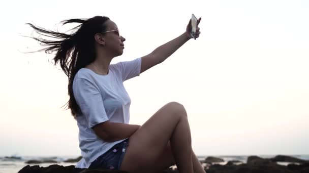 Hermosa Chica Tomando Selecto Teléfono Inteligente Sentada — Vídeos de Stock