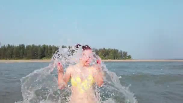 Chicas Que Divierten Salpicando Agua Mar Mujer Atractiva Mar — Vídeo de stock