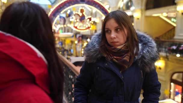 O encontro das amigas. Duas mulheres estão discutindo algo em um shopping center. — Vídeo de Stock