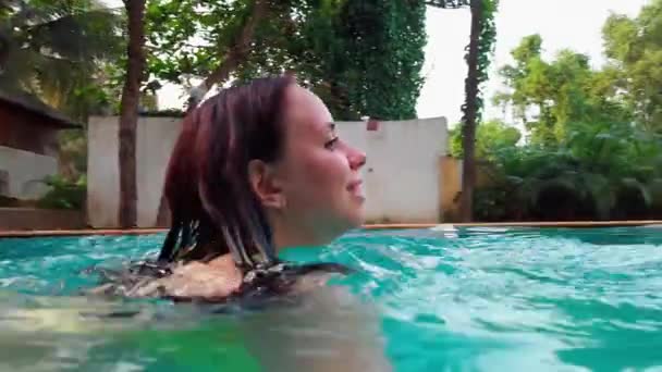 Hermosa mujer en traje de baño amarillo nadando en la piscina, al aire libre — Vídeos de Stock