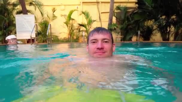 Bel homme nageant dans la piscine, en plein air — Video
