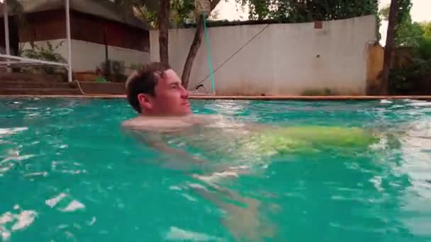 Bel homme nageant dans la piscine, en plein air — Video