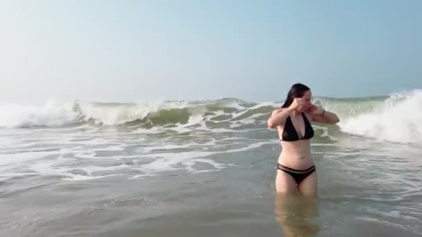 女孩在海里玩得很开心 在海上迷人的女人 — 图库视频影像