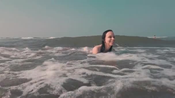 海で遊んでる女の子 海の中の魅力的な女性 — ストック動画