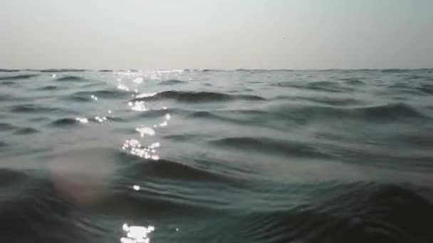 Nízký příliv z písečné pláže. Oceánské vlny šplouchají na břeh. — Stock video