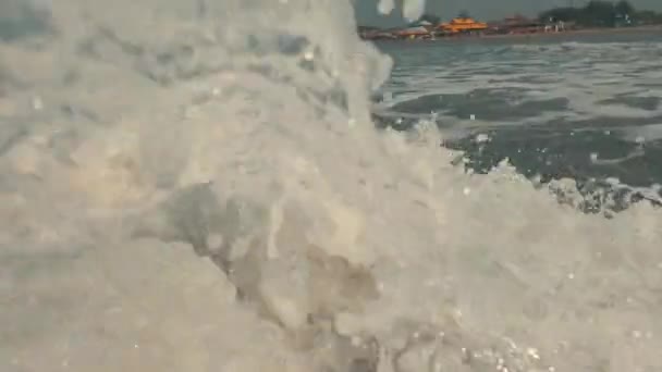 La marée basse de la plage de sable fin. Les vagues océaniques éclaboussent le rivage .