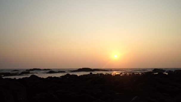 Färgglad gryning över havet, solnedgång. Vacker magisk solnedgång över havet. Vacker solnedgång över havet. Solnedgång över vattenytan — Stockvideo