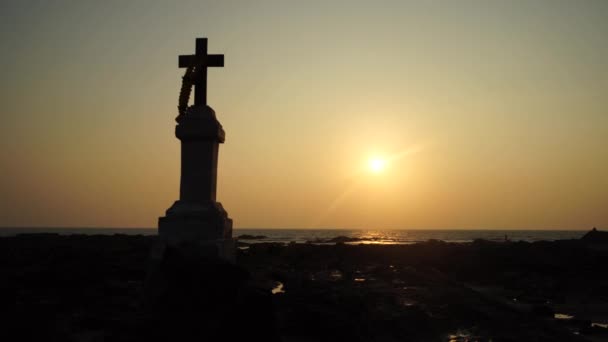 Χριστιανικός Σταυρός Στους Βράχους Δίπλα Στη Θάλασσα Θέα Ηλιοβασίλεμα — Αρχείο Βίντεο