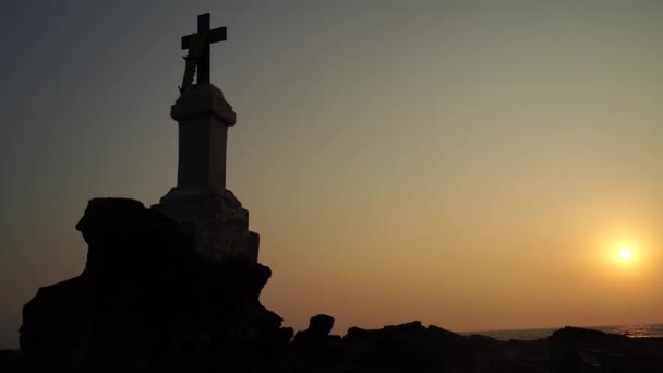 Das Christliche Kreuz Auf Den Felsen Meer Gegen Den Sonnenuntergang — Stockvideo