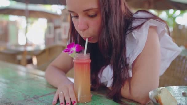 Μια Όμορφη Νεαρή Γυναίκα Πίνει Ένα Υγιεινό Χυμό Πορτοκάλι — Αρχείο Βίντεο