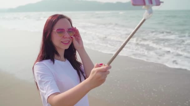 Счастливая девушка делает селфи со смартфоном — стоковое видео