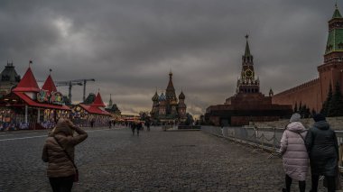 Moskova, Rusya 18 Aralık 2019 Moskova Kremlin Kulesi gri gökyüzüne karşı.