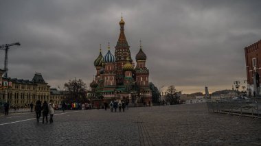 Moskova, Rusya 18 Aralık 2019 Moskova Kremlin Kulesi gri gökyüzüne karşı.