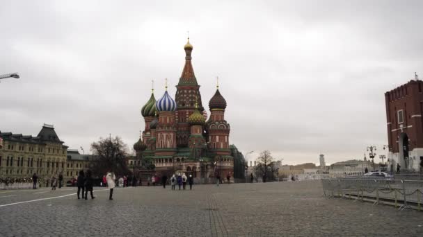 Moskva, Russland 18. desember 2019: Moskvas Kremls tårn mot den grå himmelen . – stockvideo