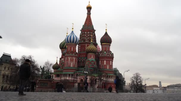 Moskou, Rusland 18 december 2019: De toren van het Moskou Kremlin tegen de grijze lucht. — Stockvideo