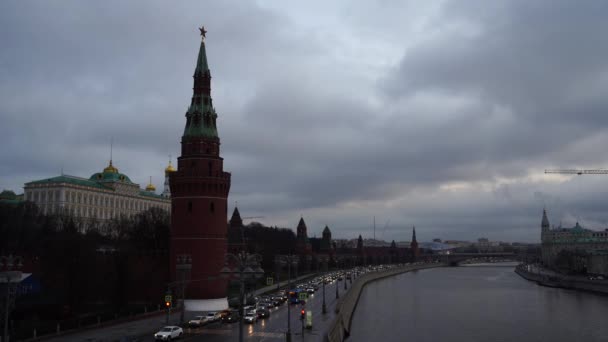 Moscú, Rusia 18 de diciembre de 2019: La torre del Kremlin de Moscú contra el cielo gris . — Vídeos de Stock