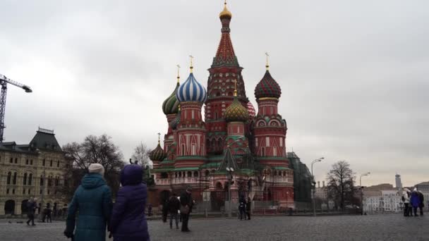 Москва, Россия 18 декабря 2019 г.: Башня Московского Кремля против серого неба . — стоковое видео