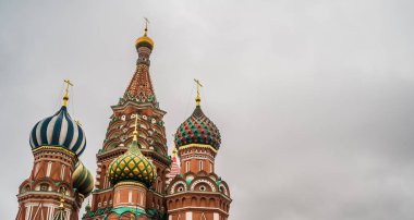 Moskova Kremlin Kulesi Gri gökyüzüne karşı.