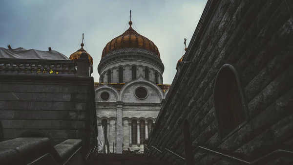 Golden domes of a Christian temple in Russia, a full-length temple. The Church of the Christian Church is a monument of Russian spiritual and religious architectural tradition and Orthodoxy. — Stock Photo, Image