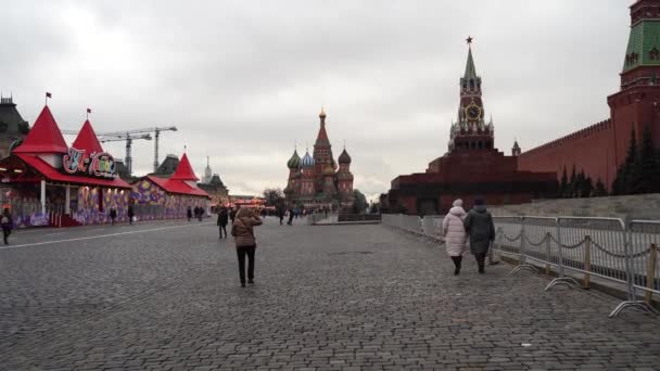 Moscú, Rusia 18 de diciembre de 2019: La torre del Kremlin de Moscú contra el cielo gris . — Vídeos de Stock