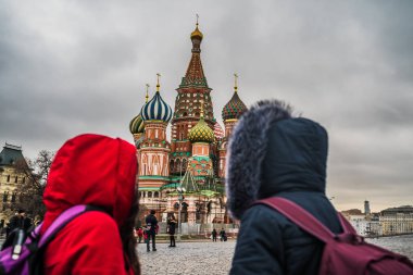 Moskova 'da iki turist kırmızı meydanda. Kadınlar Rusya 'nın mimarisine hayran..