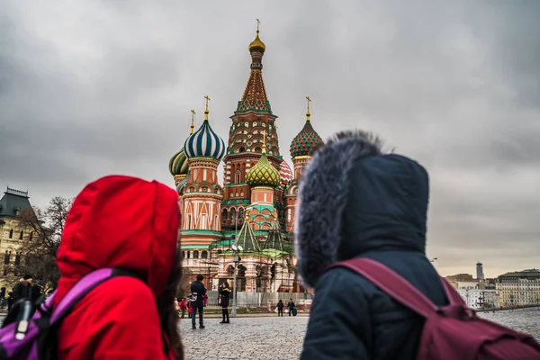 Two tourists are on red square in Moscow. The women admire the architecture of Russia. — Stock Photo, Image