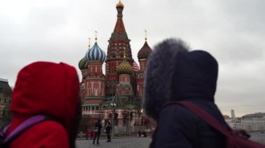 Moskova 'da iki turist kırmızı meydanda. Kadınlar Rusya 'nın mimarisine hayran.