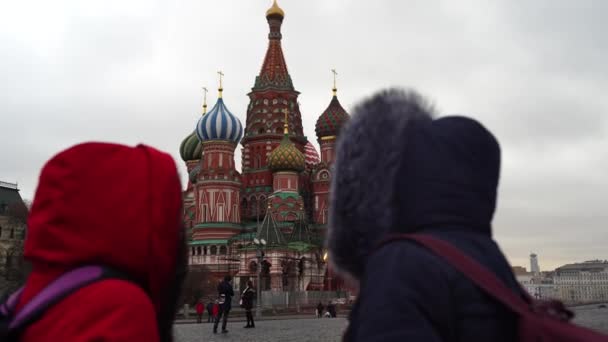 2人の観光客がモスクワの赤い広場にいる 女性はロシアの建築を賞賛します — ストック動画