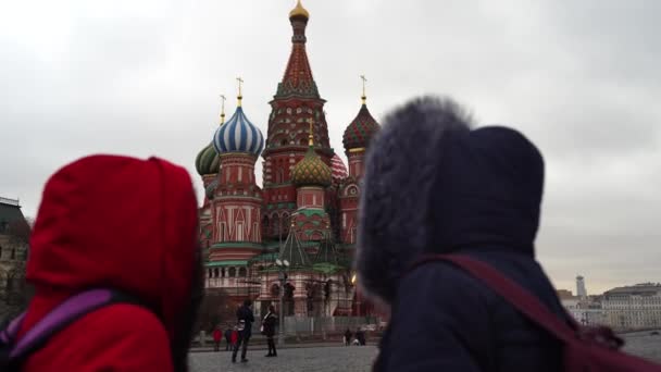 Deux Touristes Sont Sur Place Rouge Moscou Les Femmes Admirent — Video