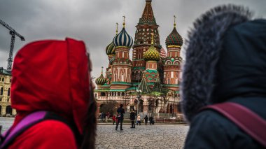 Moskova 'da iki turist kırmızı meydanda. Kadınlar Rusya 'nın mimarisine hayran..