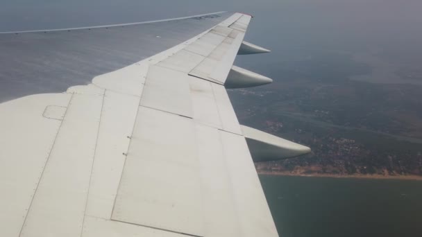 Αεροπλάνο φτερό τοπίο. Πτέρυγα αεροπλάνου έξω από το παράθυρο. — Αρχείο Βίντεο