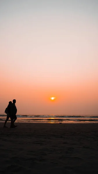 Sunset over sea and beach. Cloudless sundown sky over waving sea and sandy beach in evening on resort — Photo