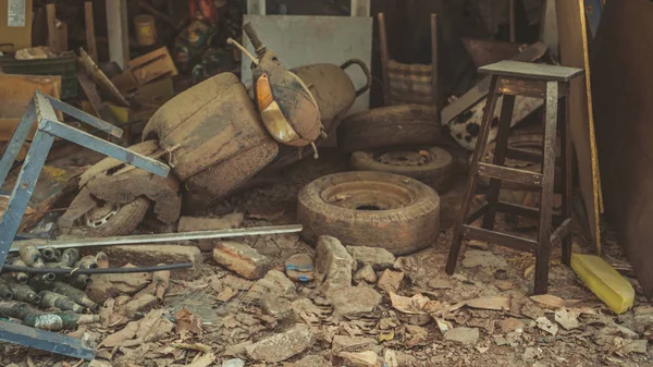 Старий скутер лежить у звалищі. Багато старих сміття в пилу і бруду . — стокове фото