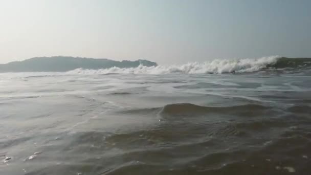 清澈的海水在海滩附近翻滚 — 图库视频影像