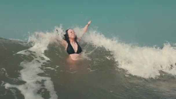 Menina Divertindo Mar Perto Costa Mulher Atrativa Mar — Vídeo de Stock