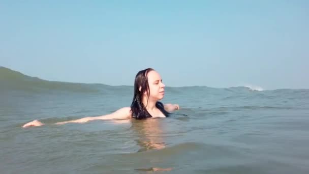 女孩在海岸附近的海里玩得很开心 在海上迷人的女人 — 图库视频影像