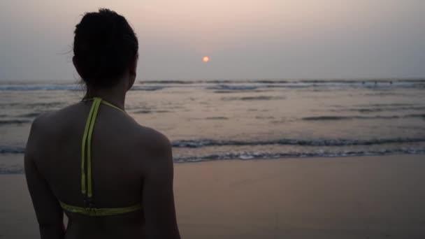 Jovem Mulher Praia Olhando Pôr Sol — Vídeo de Stock