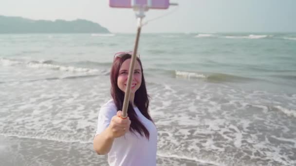 Hermosa Chica Tomando Selecto Teléfono Inteligente — Vídeos de Stock