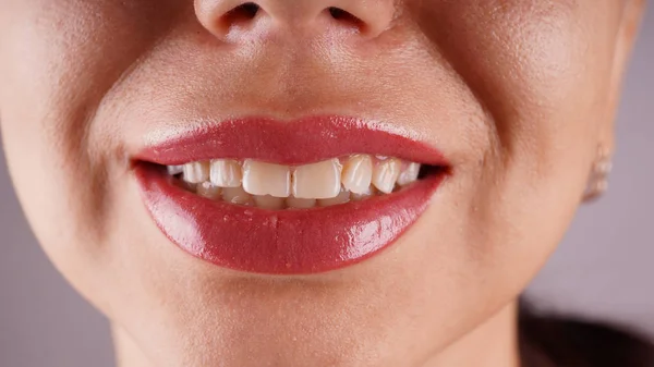 Lábios femininos após tatuagem permanente, close up — Fotografia de Stock