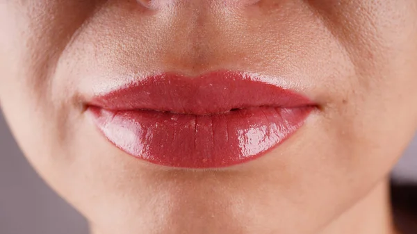 Lábios femininos após tatuagem permanente fechar — Fotografia de Stock