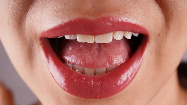 Lábios femininos após tatuagem permanente close-up. — Fotografia de Stock