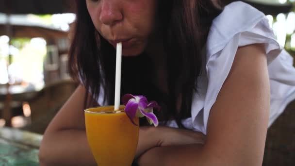 Een Mooie Jonge Vrouw Drinkt Een Gezonde Smoothie — Stockvideo