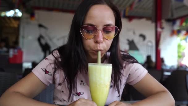 Een Mooie Jonge Vrouw Drinkt Een Gezonde Smoothie — Stockvideo