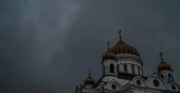 Dunas doradas de un templo cristiano en Rusia contra el cielo gris. La Iglesia de la Iglesia Cristiana es un monumento de la tradición espiritual y religiosa rusa y de la ortodoxia.. —  Fotos de Stock