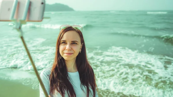Mulher feliz tirando selfie perto do mar. De cima mulher feliz usando — Fotografia de Stock