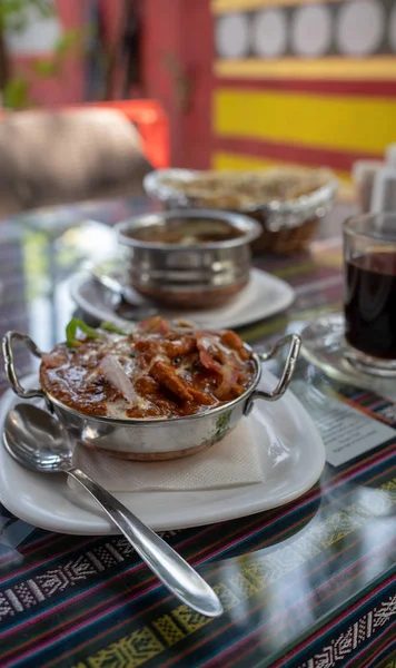 En indisk maträtt på bordet i ett tropiskt café. — Stockfoto