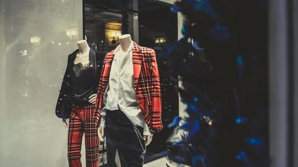A mannequin stands in the window of a clothing store. Clothing store concept - mannequins in a display window – stockfoto