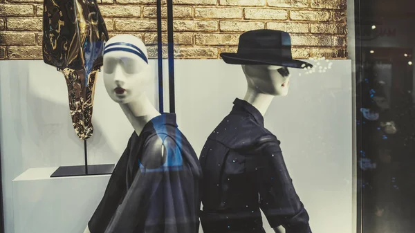 一个人体模特站在服装店的橱窗里.服装店概念-显示窗口中的人偶 — 图库照片